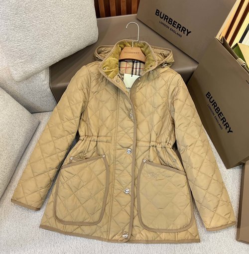 Burberry Original: Quilted Nylon Cotton Jacket with Adjustable Waist and Two Colors
Optimized: Refined Quilted Nylon-Cotton Blend Jacket with Customiz