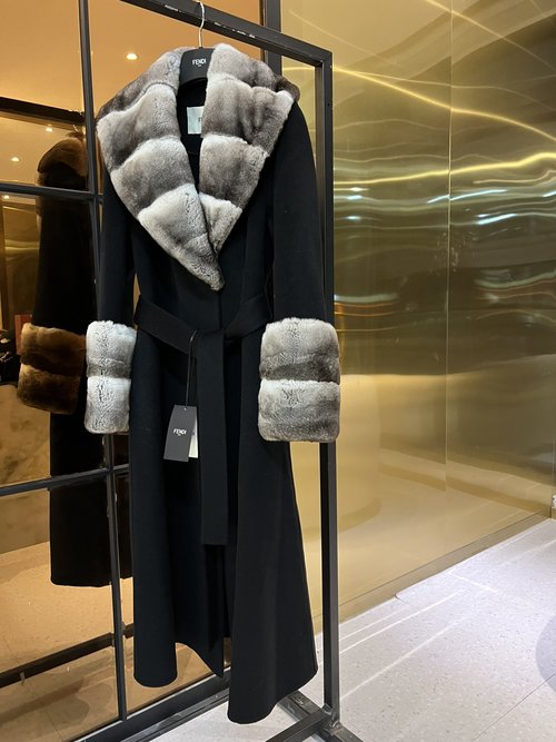 Dior Elegant and Refined Heavy - weight Cashmere Coat with Chinchilla Trim