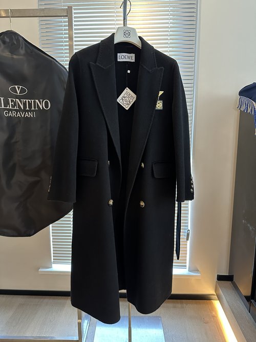 Loewe High-End Wool Coat from Australian Premium Series, Striking and Elegant