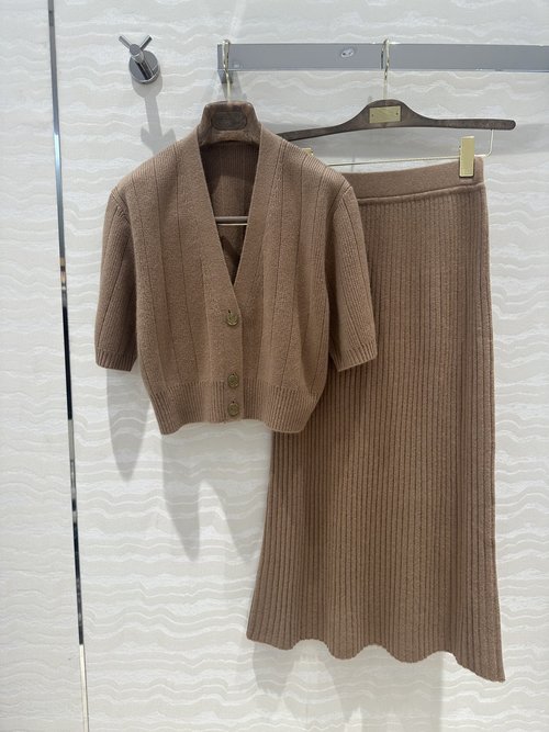 Loro Piana High - end Cashmere Skirt Set with Classic V - neck Cardigan: Stylish and Slimming