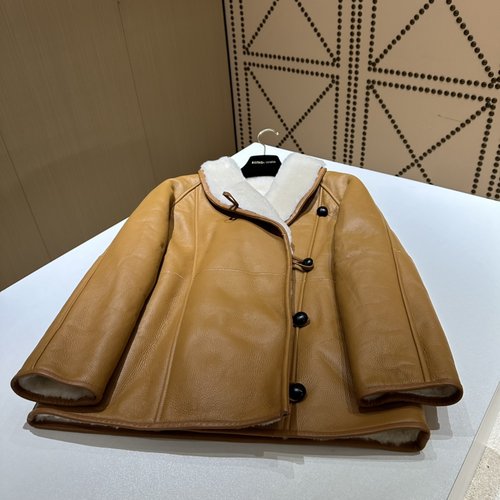 Max Mara Versatile Fur - lined Piece with Imported Turkish Merino