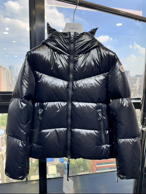Moncler High-End Short Down Jacket with Distinctive Fabric and Stylish Collar
