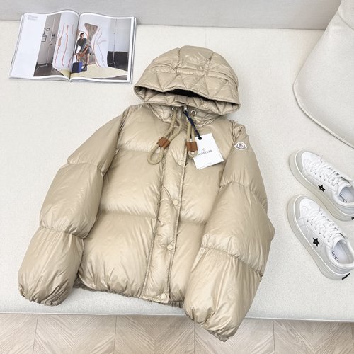 Moncler Relaxed Casual Hooded Down Jacket with 90% White Duck Down Fill