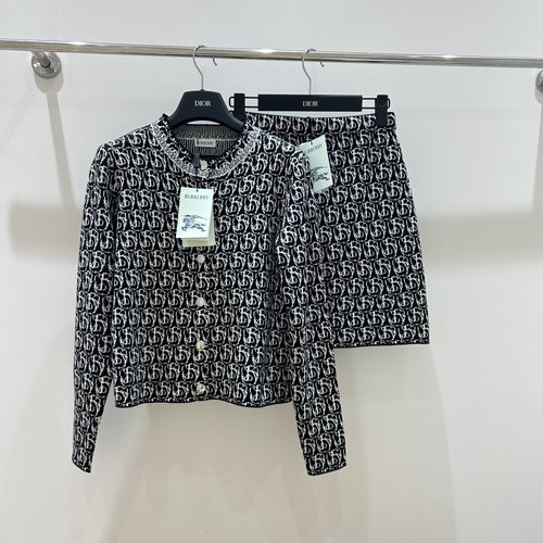 Burberry Original title has no Chinese, optimized title: Sleek Black Pencil Skirt, Exuding Understated High-Class Charm