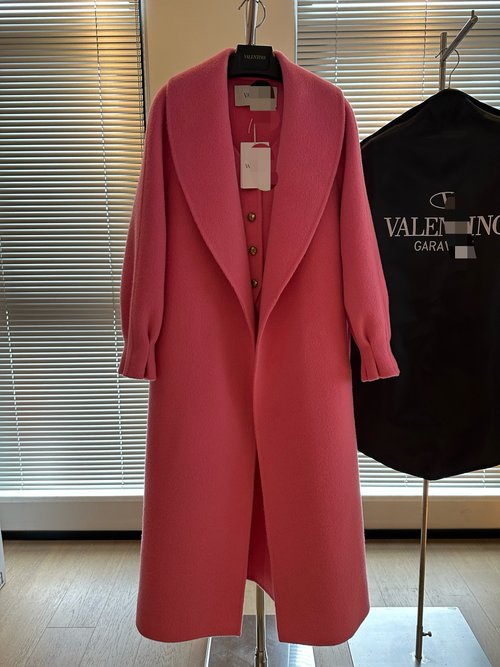 Valentino Sophisticated Two-Piece Cashmere Coat Crafted from Premium Imported Fabrics