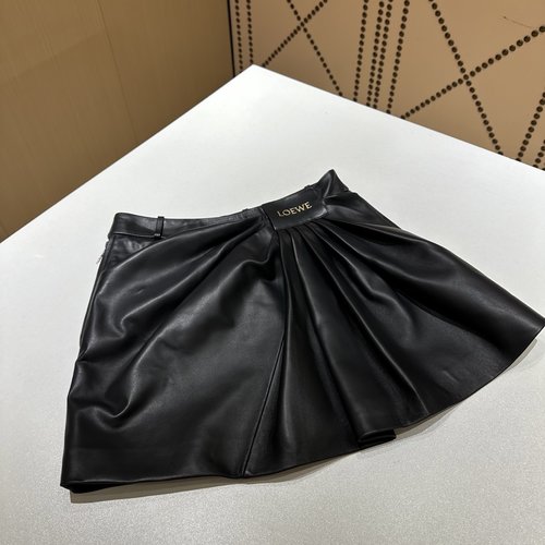 Loewe Elegant Leather Skirt with Precise Tailoring and Imported Lambskin