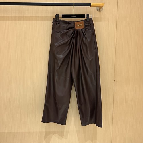 Loewe Fashionable Single Leather Jacket with Adaptable Design