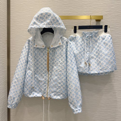 Louis Vuitton Classic Monogram Set with a Fashionable and High - end Aesthetic