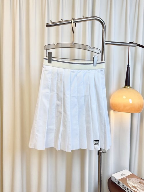 Miu Miu Customized Cotton Pleated Mid-length Skirt with Logo, Elegant and Versatile