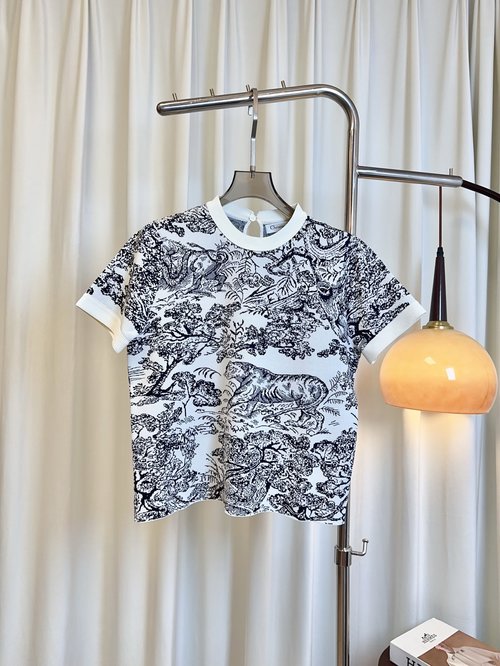 Chanel Custom-woven Tencel Short-sleeved Top with Zoo Series Jacquard Pattern, Comfortable and Refined