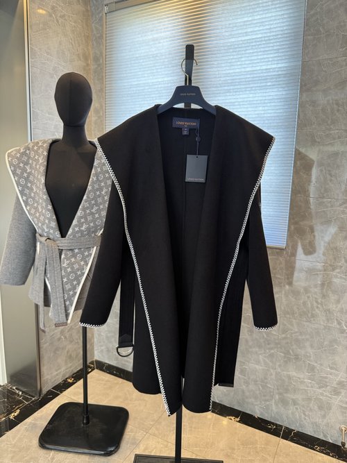 Louis Vuitton Stylish Silk-Wool Blend Double-Sided Wrap Coat