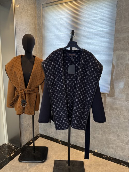 Louis Vuitton Double-sided Wrap Coat Made of a Wool and Silk Blend, Showcasing an Exquisite Design