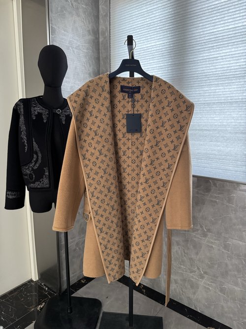 Louis Vuitton Elegant Double-Sided Wrap Coat in Silk-Wool Blend