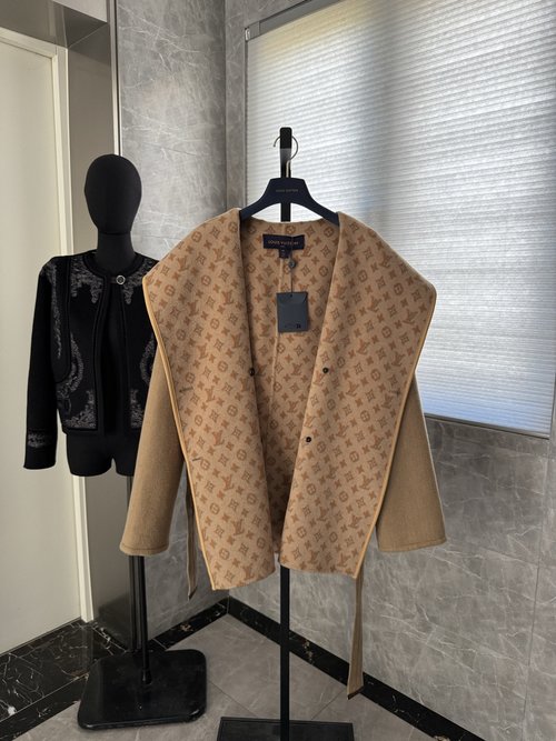 Louis Vuitton Elegant Double-Sided Silk and Wool Blend Wrap Coat