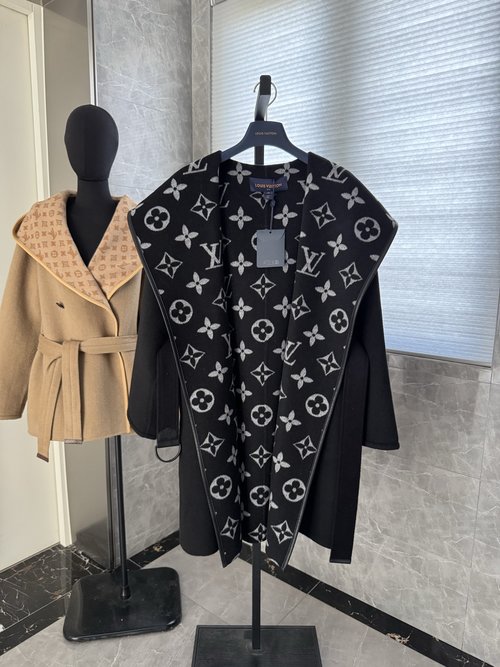 Louis Vuitton Elegant Double-Sided Wrap Coat with Silk-Wool Blend