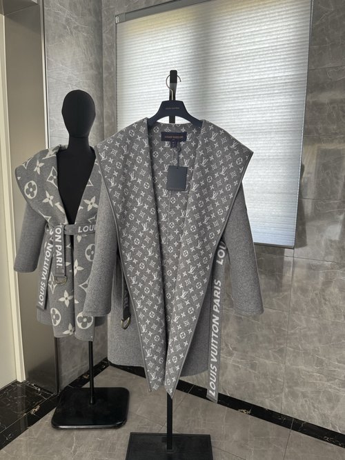 Louis Vuitton Double-Sided Wrap Coat Made of Silk and Wool Blend with Elegant Design