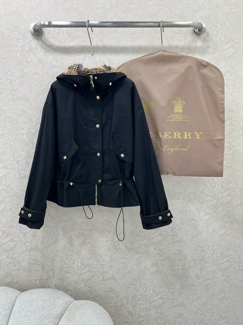 Burberry Zippered Hooded Jacket with Vintage Check Lining, Suitable for Layering