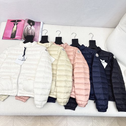 Moncler Newly Designed Short Hooded Down Jacket with Three-dimensional Tailoring