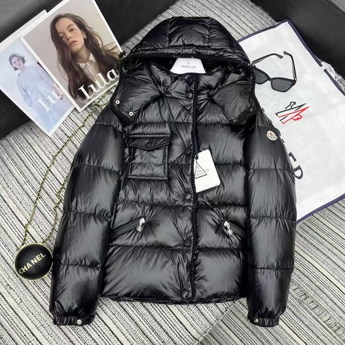 Moncler Recommended Down Jacket with Hooked Lace and Classic Sleeve Patch