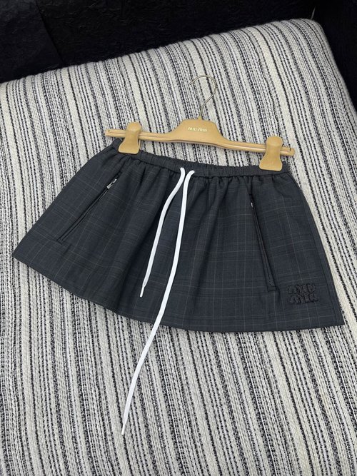 Miu Miu Popular Solid Custom Semi-Skirt with Flower Bud Hem for a Stylish Look