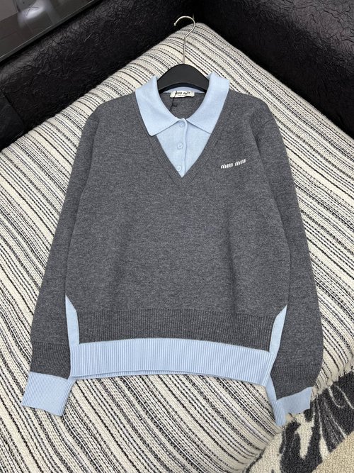 Miu Miu Customized Jacquard Letter Contrast Knit Top with an Elegant Look