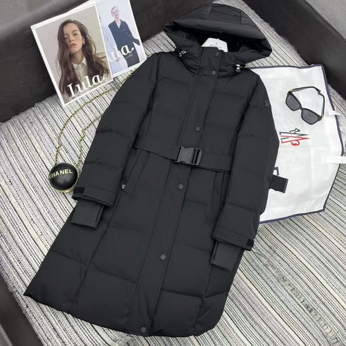 Moncler Recommended Ski Down Jacket with Black Sleeve Patch and Custom Belt