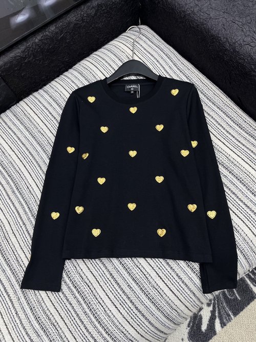 Chanel Long-Sleeved T-Shirt with Double C Metal Badges, Fashionable and Comfortable