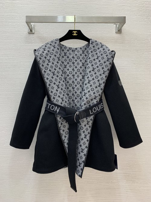 Louis Vuitton Exclusive Customized Black Short Woolen Coat with老花 Logo and Belt