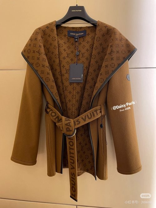 Louis Vuitton Thick Woolen Coat with Logo and Belt