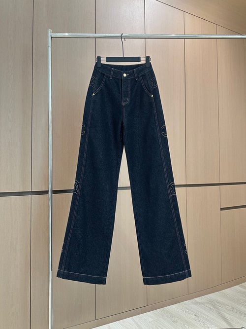 Loewe Designer Jeans with Side Embroidery and Stylish Pockets