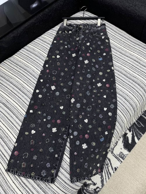 Chanel Classic Graffiti Jeans with High-end Craftsmanship and Customized Buttons