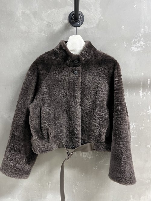 Loewe Exquisite All - in - One Fur Fashion Item with Original Design and Versatile Style