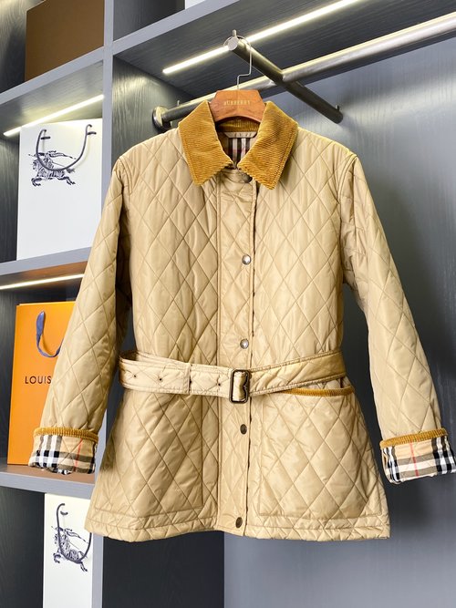 Burberry Quilted Nylon Cotton Jacket with Belt: Waterproof and Stylish