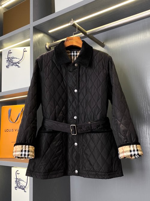 Burberry Quilted Nylon Cotton Jacket with Belt: Waterproof, Warm and Classic Vintage