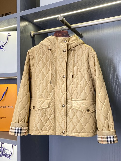 Burberry Lightweight Quilted Nylon Jacket with Logo Decoration, Warm and Sophisticated
