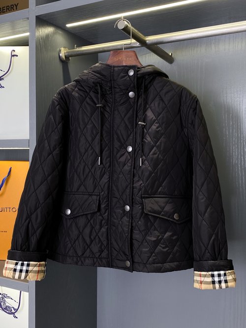 Burberry Lightweight Quilted Nylon Jacket with Practical Details and Elegant Design