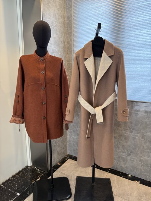 Louis Vuitton Double-sided Wrap Coat Crafted from Cashmere and Silk Blend, Featuring an Elegant Design