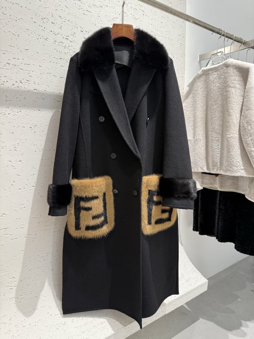 Dior Stylish Cashmere Coat with Mink Collar
