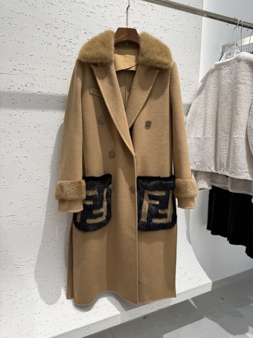 Dior Stylish Cashmere Coat with Mink Collar
