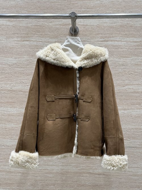 Loewe German-Imported Fur and Leather Knitted Coat with Horn Buttons and Hood, Charming and Relaxed