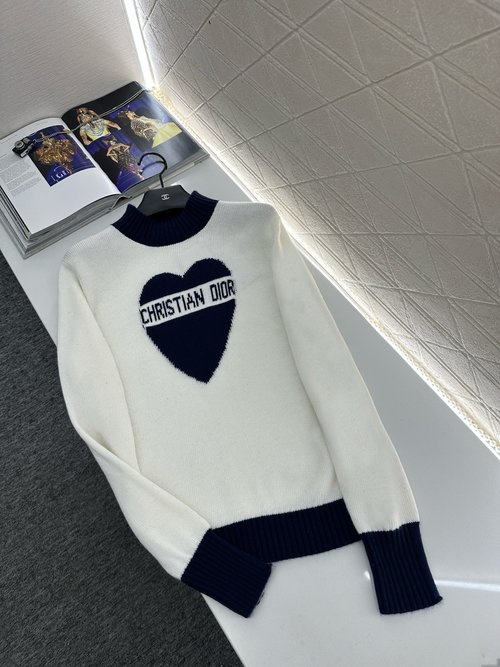 Dior Color-Blocked Heart Knit Pullover, Distinctive Texture, Stylish Appearance