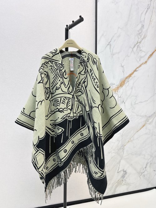 Burberry Exclusive Wool Scarf with Classic Pattern and Handmade Edges