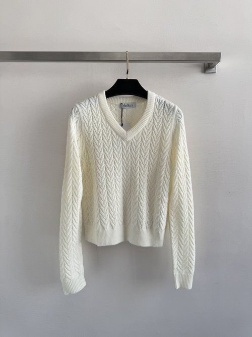 Max Mara V-Neck Sweater with Hollow Design: Versatile and Elegant