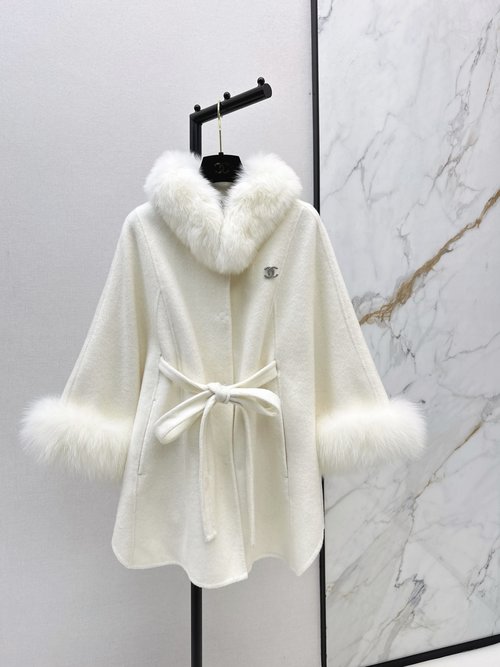 Chanel Fox Fur Decorated Woolen Cloak with Elegance