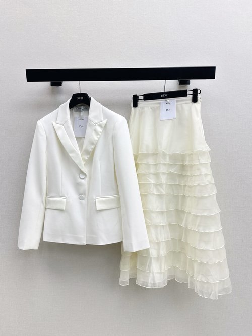 Dior Minimalist Single-Breasted Slim Suit Jacket, Retro and Sophisticated