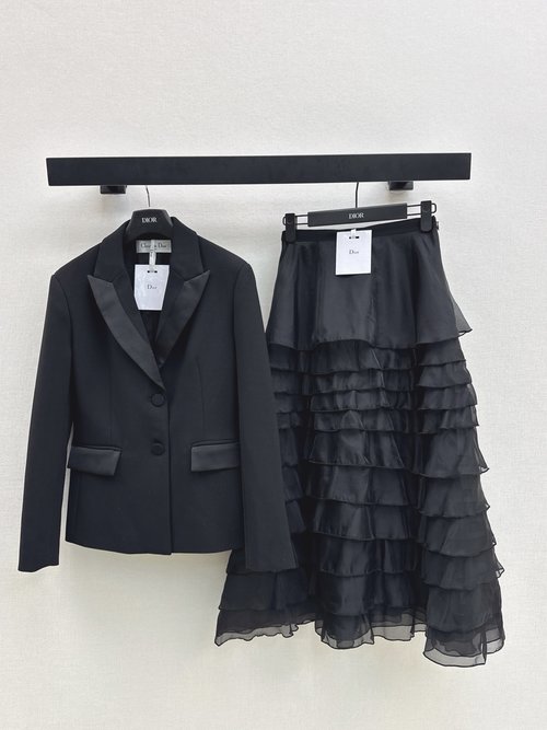 Dior Minimalist Single-Breasted Slim Suit Jacket, Retro and Sophisticated