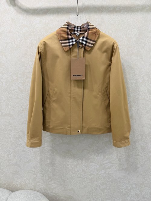 Burberry Classic Khaki Jacket with Checked Pattern for Layering