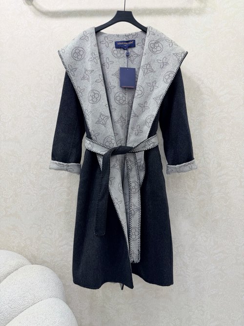 Louis Vuitton Luxury Cashmere Bathrobe with Brand Logo and Zigzag Stitching