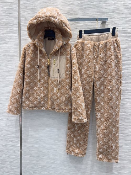 Louis Vuitton Fashionable Suit Set with Custom Fabric and High Quality