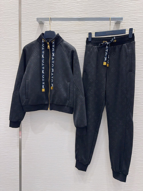 Louis Vuitton A-Style Garment for Commuting, Full of Refined Details